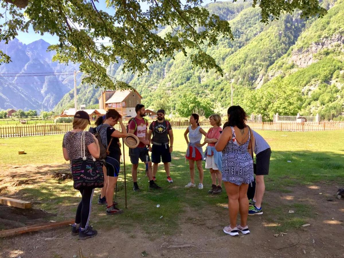 Elbasan Backpacker Hostel Bagian luar foto