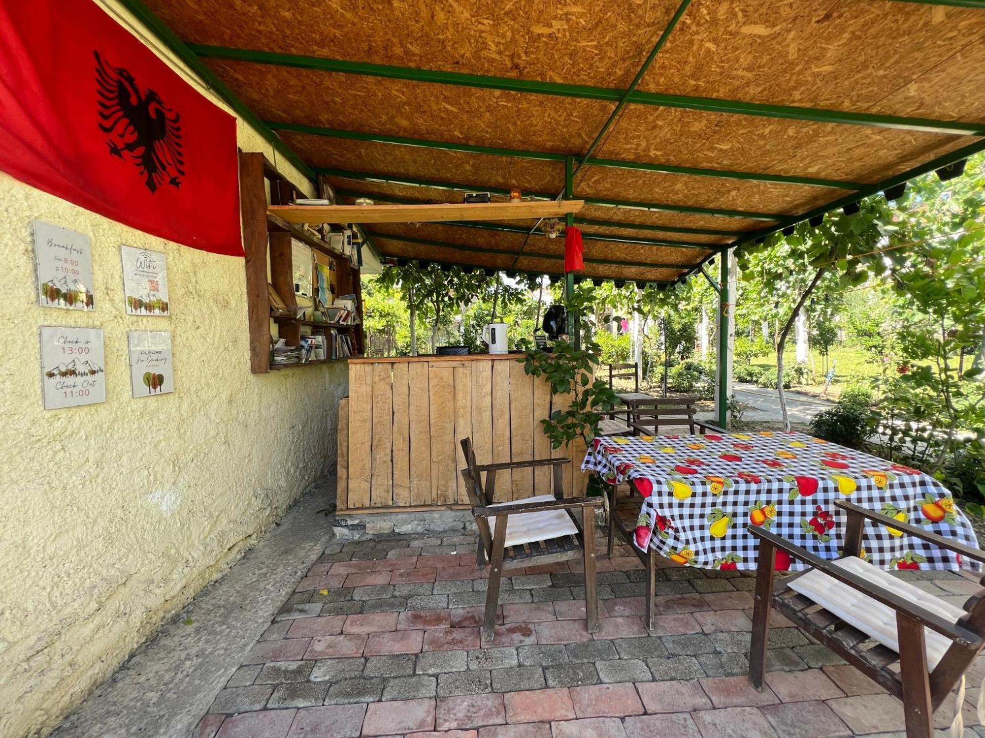 Elbasan Backpacker Hostel Bagian luar foto