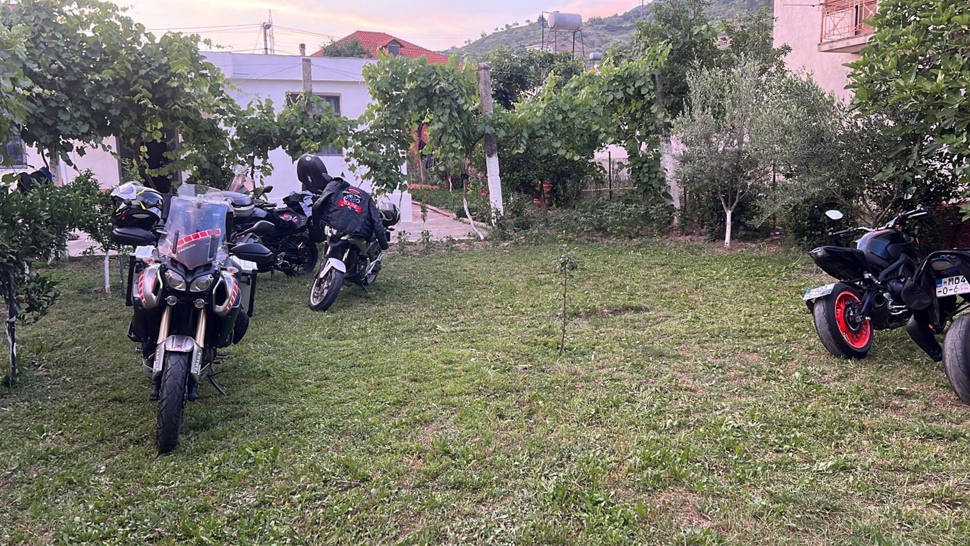 Elbasan Backpacker Hostel Bagian luar foto